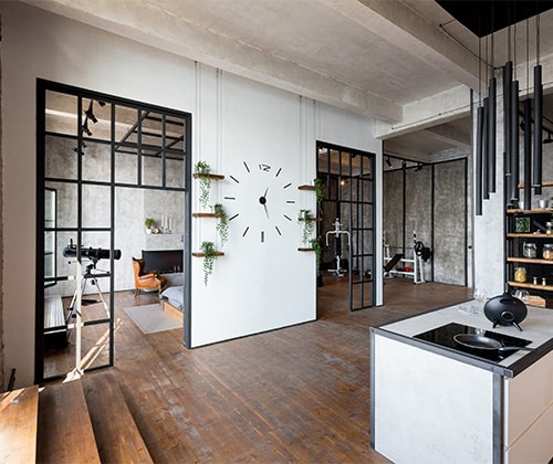 loft tendance urbain chic dans le style industriel avec verrière, étagère en bois et en métal et mur en béton ciré
