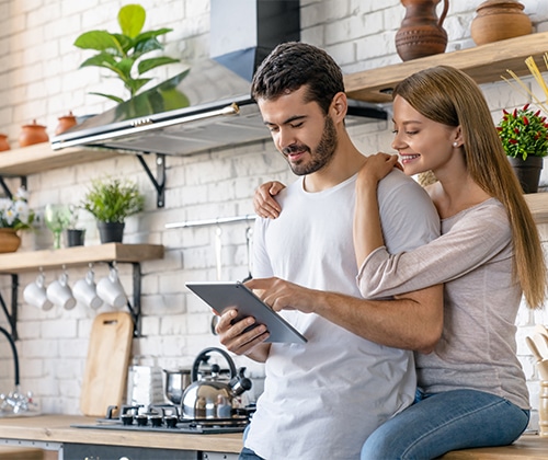 femme et homme regardant une tablette