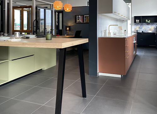 Showroom avec 3 cuisines designs et colorées Bigmat Camozzi Toulouse