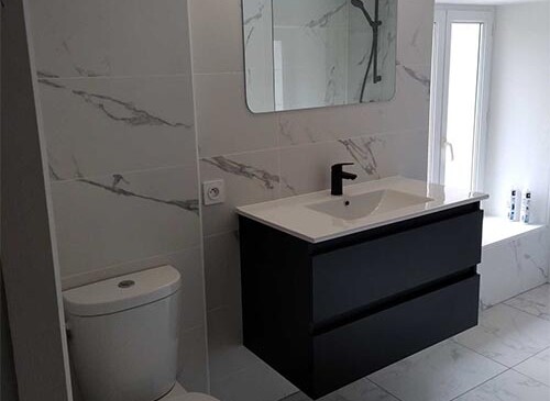 meuble suspendu de salles de bains sans poignée dans un showroom d