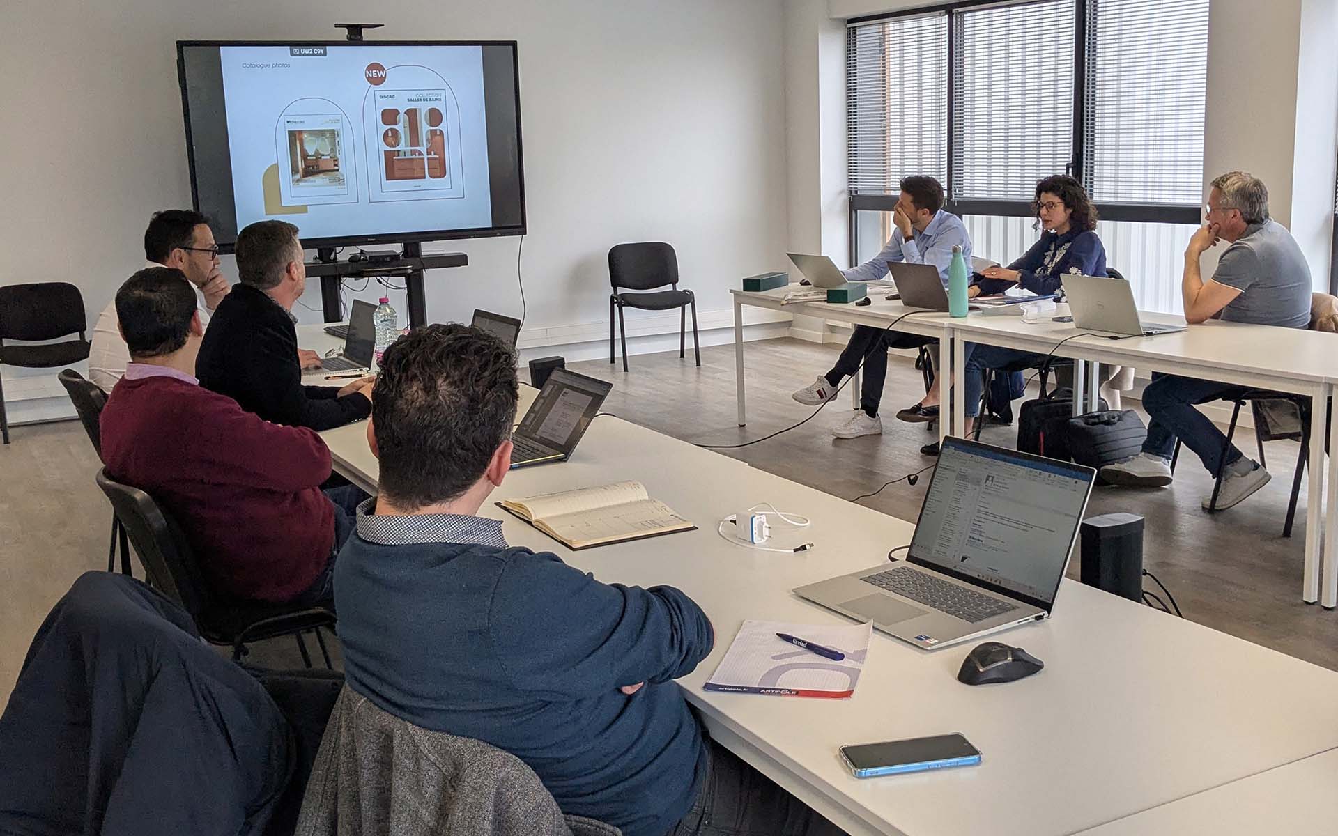 Équipe de revendeurs DISCAC discutant d