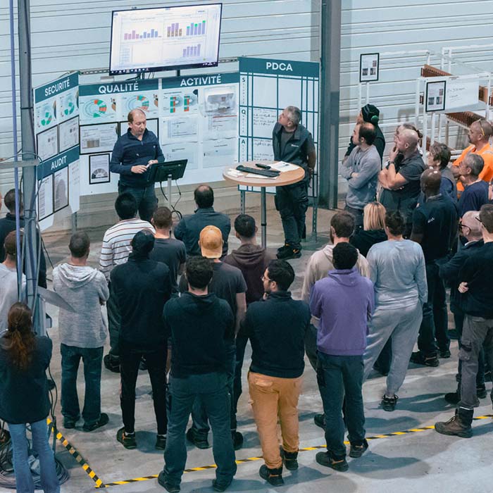 Équipe de revendeurs DISCAC discutant d