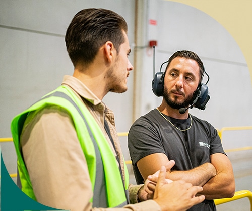 Collaborateurs DISCAC travaillant sur la mission et les valeurs de l entreprise