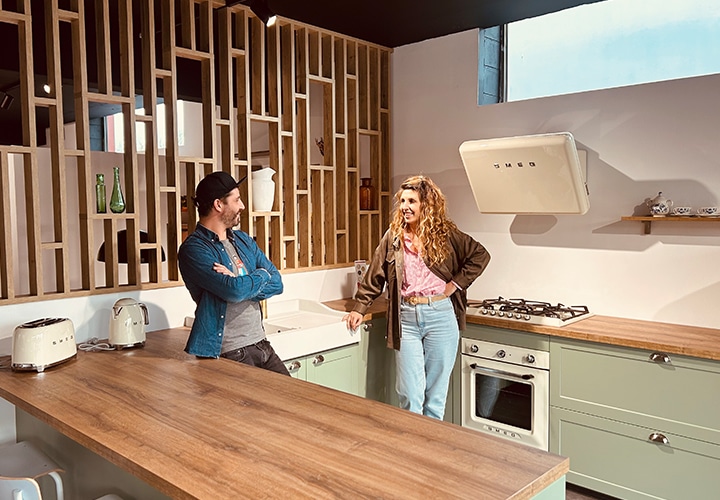 Cuisine moderne façade bois et plan de travail noir - Fabricant Discac