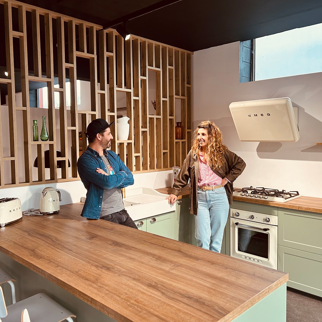 Cuisine moderne façade bois et plan de travail noir - Fabricant Discac