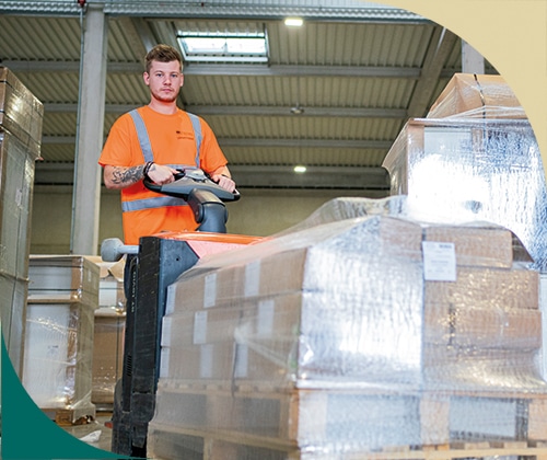 Logistique et emballage sécurisé des meubles de salle de bain avant expédition