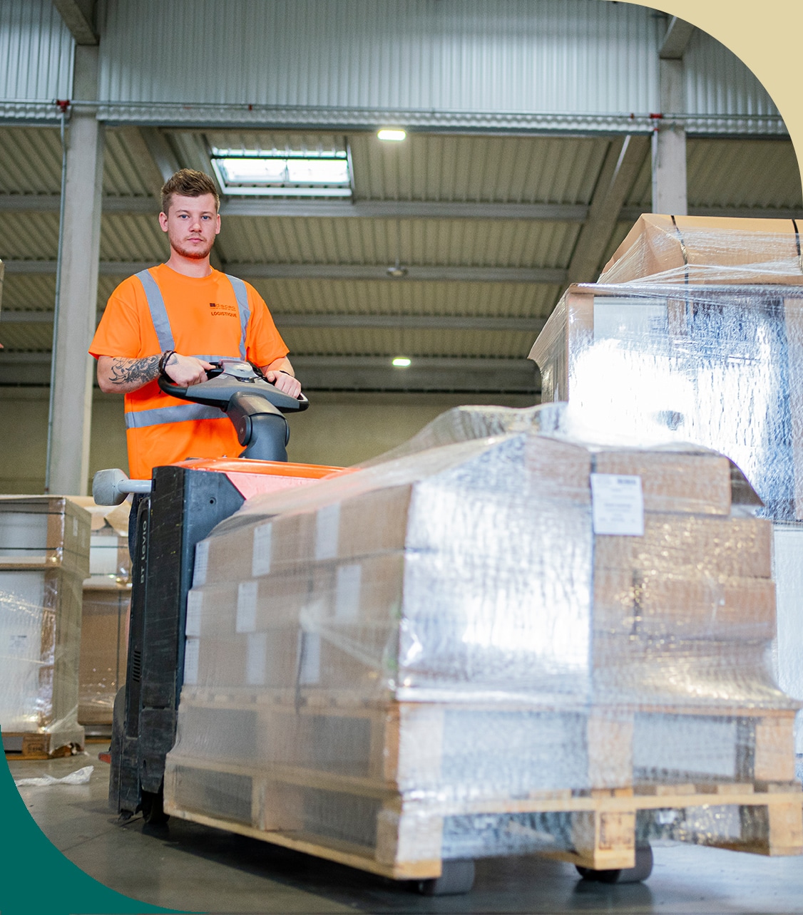 Logistique et emballage sécurisé des meubles de salle de bain avant expédition